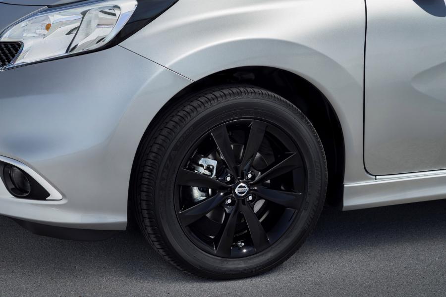 Логотип Nissan Note Black Edition 2016 года  (фото 3 из 13)